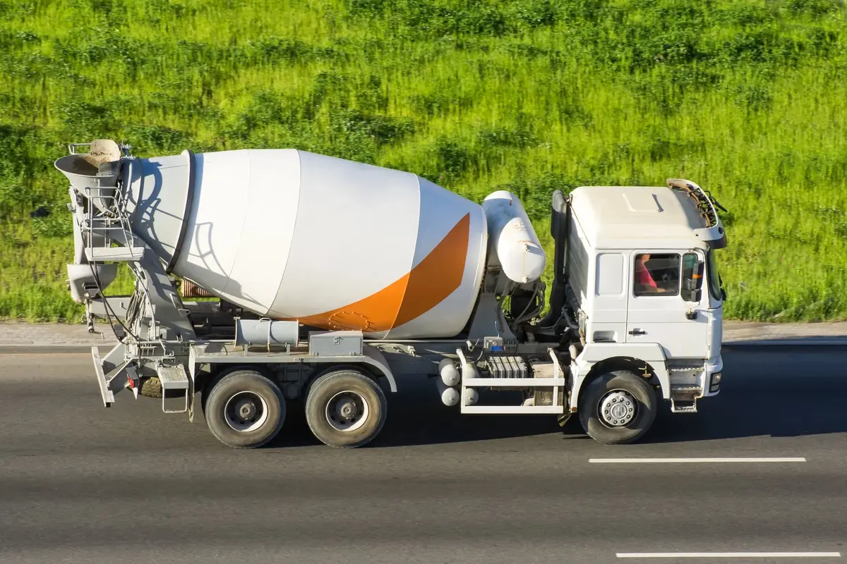 Betonomieszarka dostarczająca beton towarowy na budowę w Gdańsku